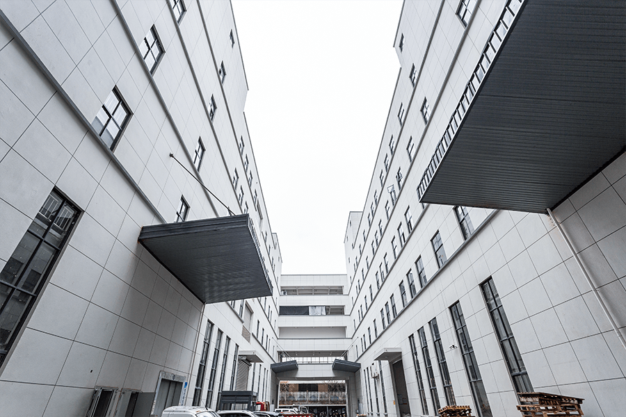 مصنع في الخارج